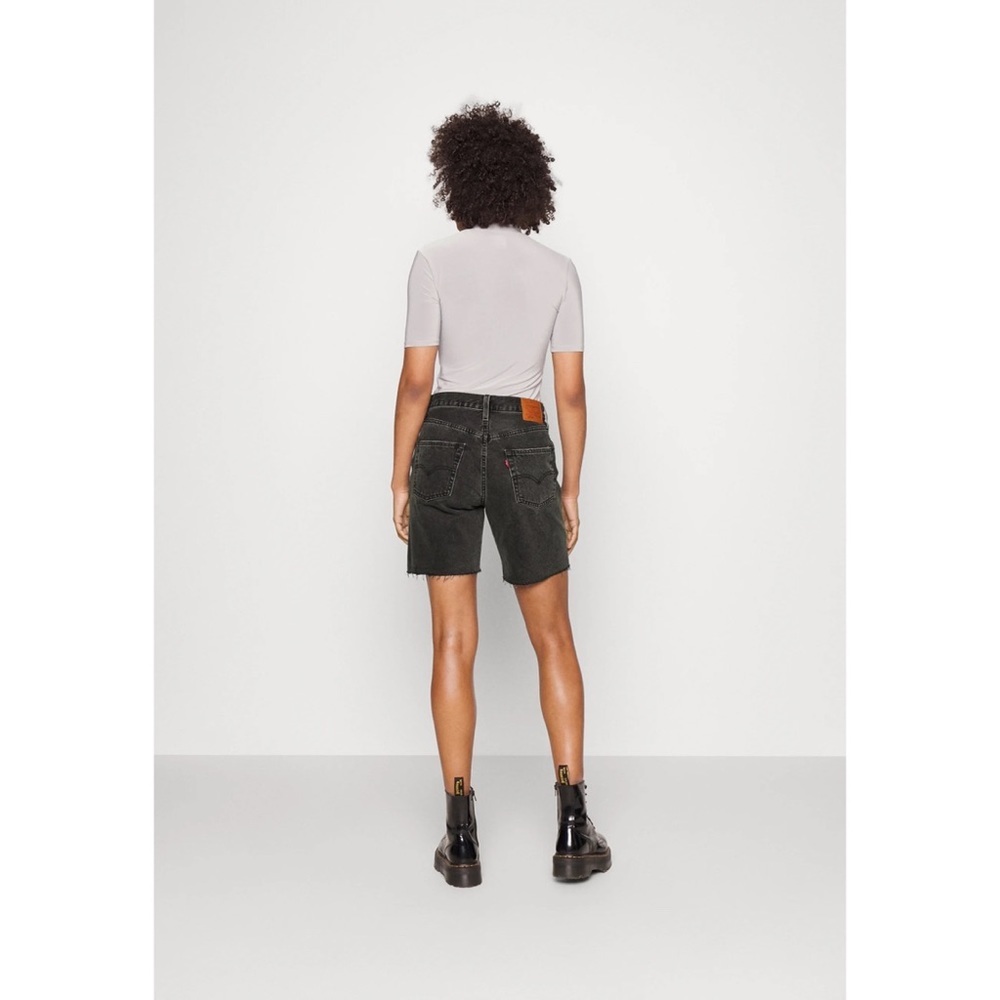NEW Levi's 501 90s Long Cutoff Jean Shorts in Beach Cut Washed Black Size 24 - Picture 2 of 11